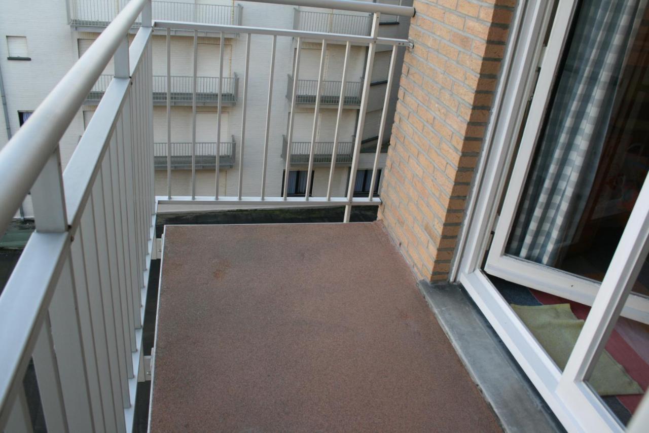 Zonnig En Gezellig Appartement Met Zijdelings Zeezicht En Zwembad In Koksijde Exterior photo